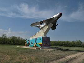 Описание: Памятник лётчикам Великой Отечественной войны