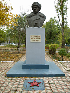 Описание: http://saratovregion.ucoz.ru/saratov/monuments/war/panfilov_shkola.jpg